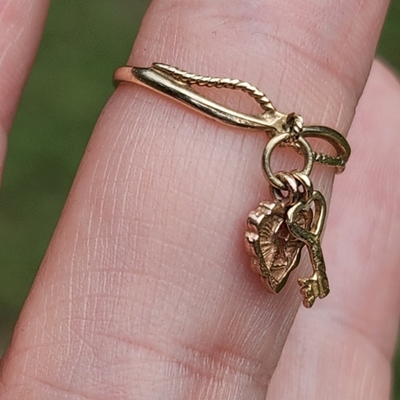 10kt gold lock and key heart ring - Picture 3 of 6